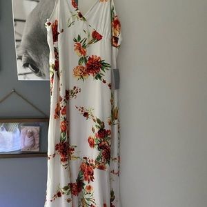 Lulu new dress gorgeous floral  medium size get it at at Nordstrom